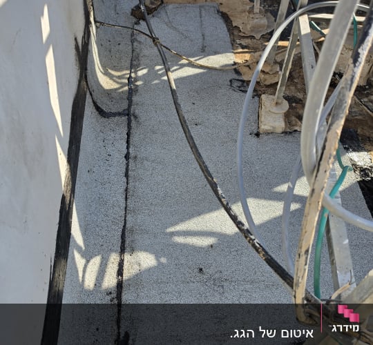 גג עם עבודות איטום וחומרים שונים